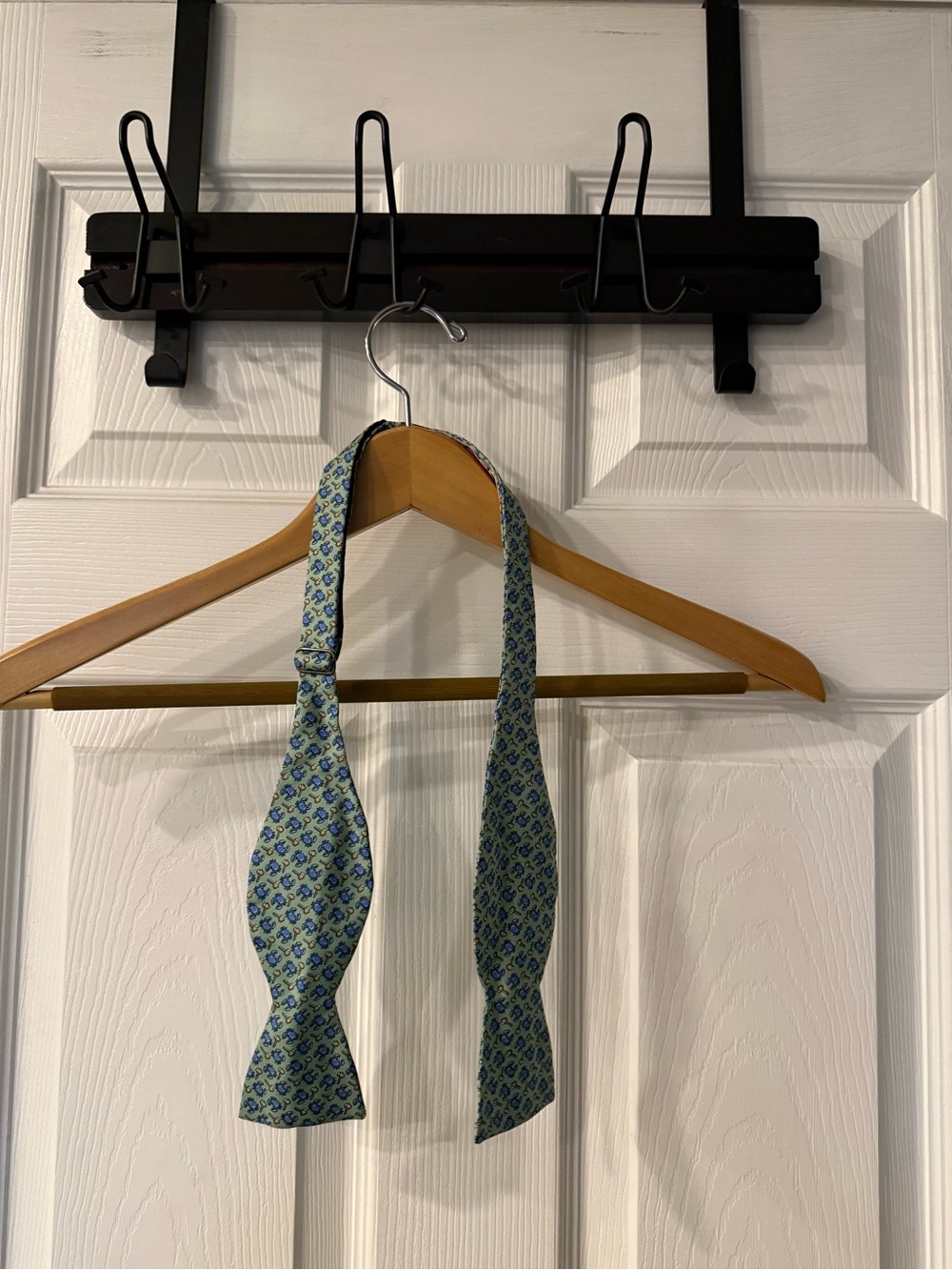 Vineyard Vines Light Green Bow Tie with Blue Crabs